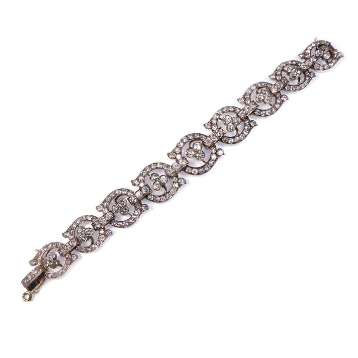 Diamond graduating foliate circle bracelet